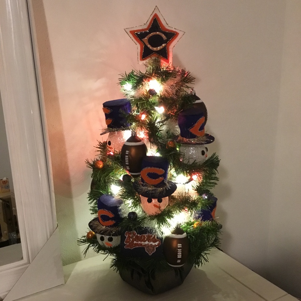 NEW, 25 inch,CHICAGO BEARS TABLE TOP CHRISTMAS TREE.